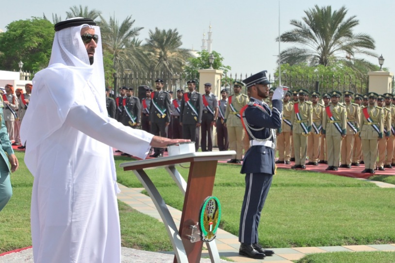 سيف بن زايد يرفع علم الدولة على سارية مبنى الداخلية